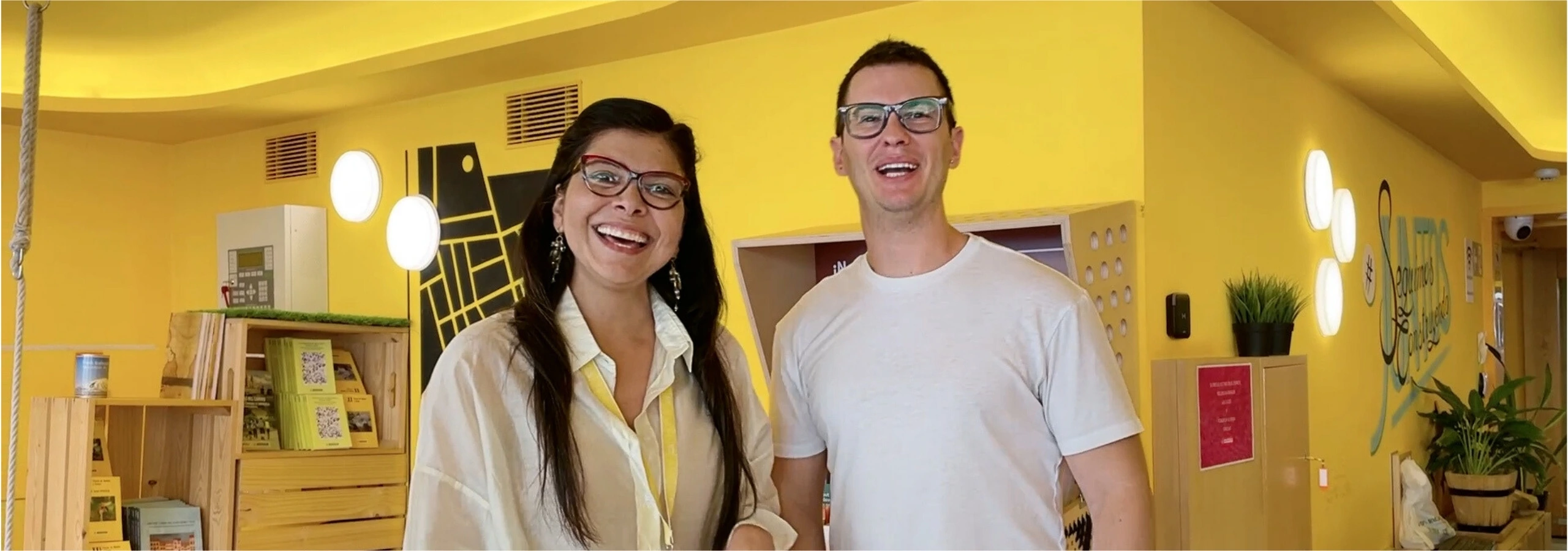 Lina junto a Santiago Velasco, Host Coordinador en la sede del barrio de Piamonte. 